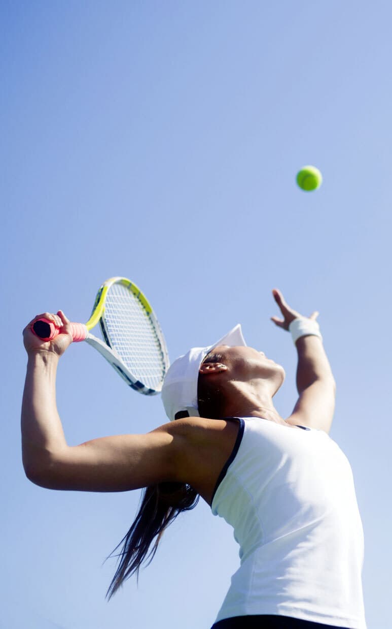 Tennis player serving at Vanajanlinna
