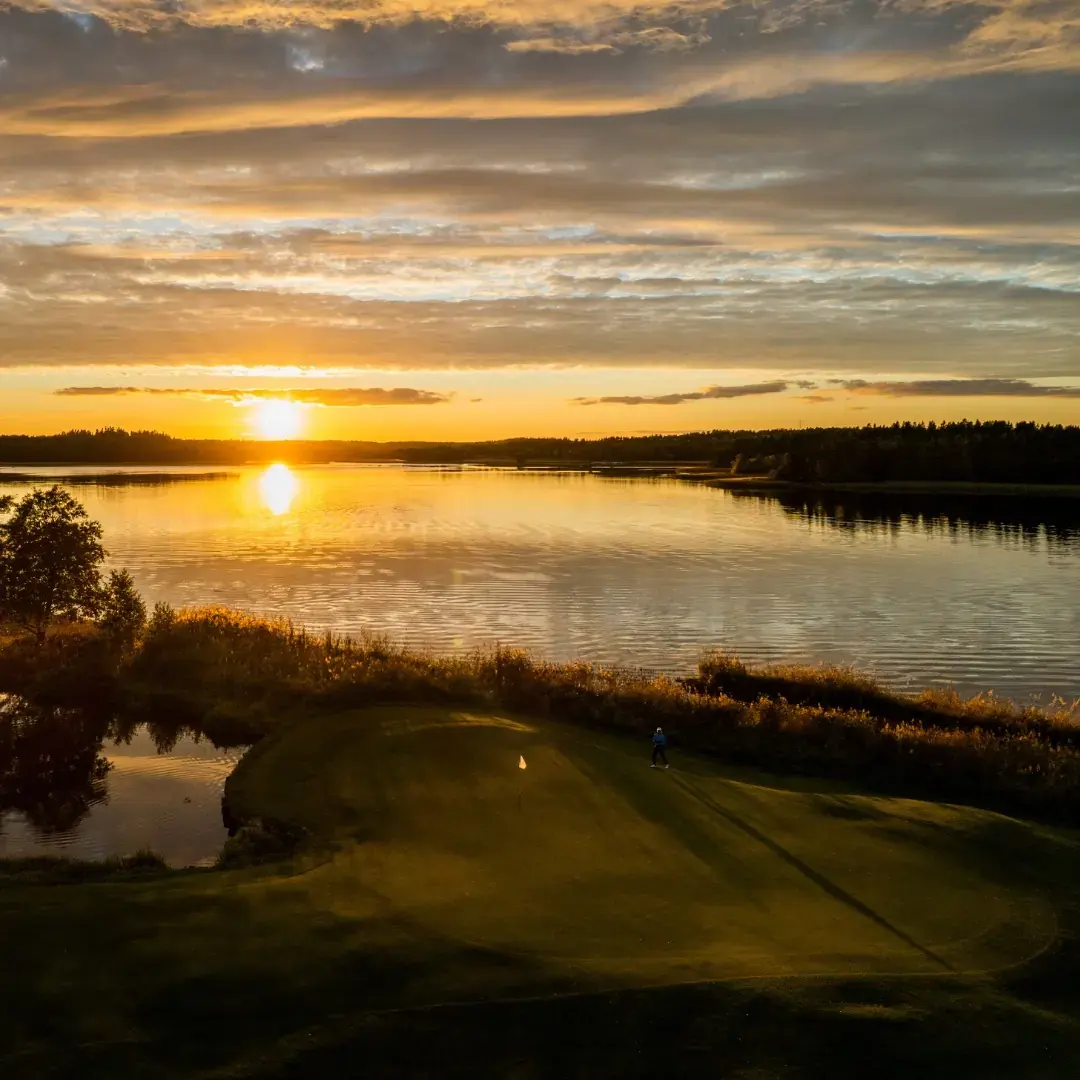 Lakeside golf hole at sunset at Nordcenter