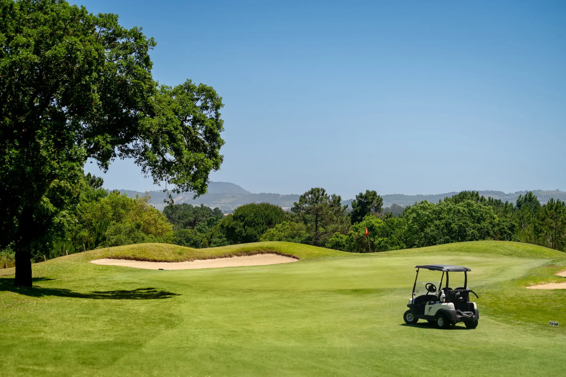 Green and bunkers at Quinta do Peru