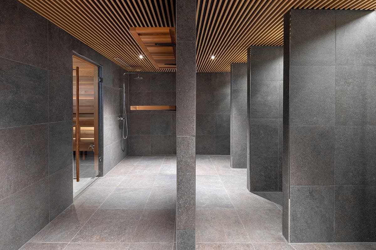 Sauna and shower facilities at Rock Golf