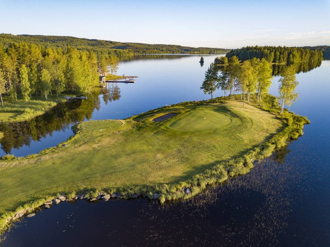 Aerial view of a green on a lakeside peninsula at Tahko Golf's Old Course